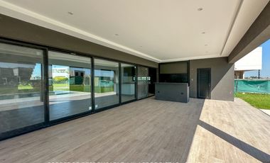 Casa 5 ambientes 269 m² en venta con cochera en Canning