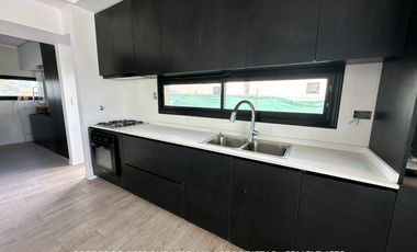 Casa 5 ambientes 269 m² en alquiler con cochera en Terralagos - Canning