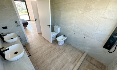 Casa 5 ambientes 269 m² en alquiler con cochera en Terralagos - Canning