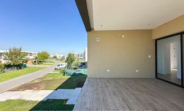 Casa 5 ambientes 269 m² en alquiler con cochera en Terralagos - Canning