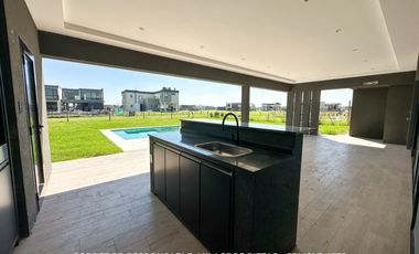 Casa 5 ambientes 269 m² en alquiler con cochera en Terralagos - Canning