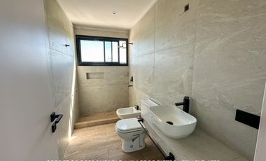 Casa 5 ambientes 269 m² en alquiler con cochera en Terralagos - Canning