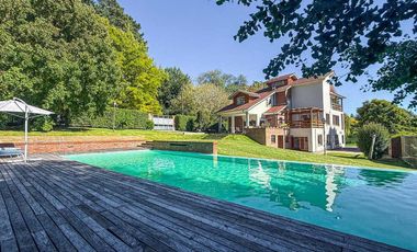VENTA CASA 5 AMBIENTES PARQUE Y PISCINA SIERRAS