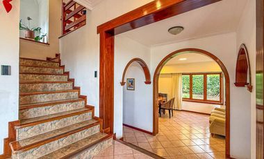 VENTA CASA 5 AMBIENTES PARQUE Y PISCINA SIERRAS