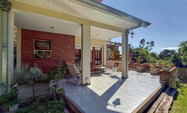 VENTA CASA 5 AMBIENTES PARQUE Y PISCINA SIERRAS