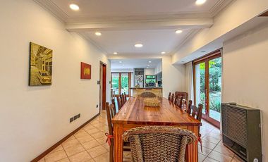 VENTA CASA 5 AMBIENTES PARQUE Y PISCINA SIERRAS