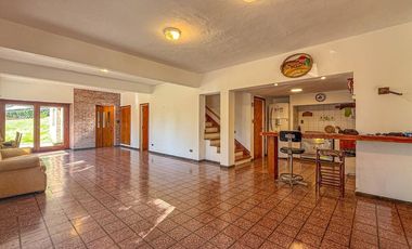 VENTA CASA 5 AMBIENTES PARQUE Y PISCINA SIERRAS