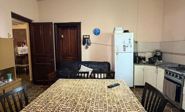 VENTA CASA ANTIGUA 2 DORMITORIOS - HUMBOLDT.-