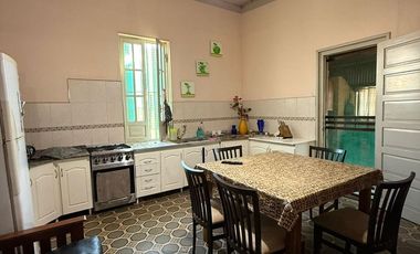 VENTA CASA ANTIGUA 2 DORMITORIOS - HUMBOLDT.-
