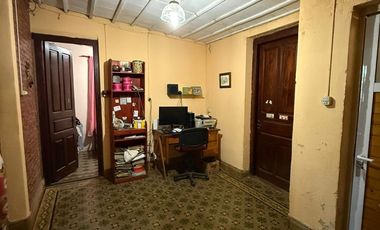 VENTA CASA ANTIGUA 2 DORMITORIOS - HUMBOLDT.-