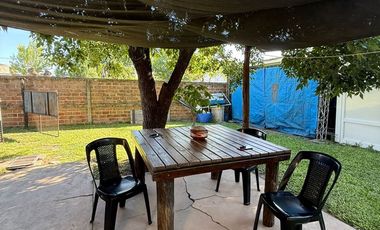 VENTA CASA ANTIGUA 2 DORMITORIOS - HUMBOLDT.-