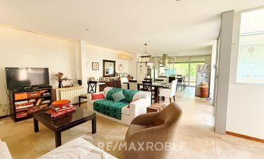 CASA EN VENTA CITY BELL 4 DORMITORIOS E/ CAMINOS