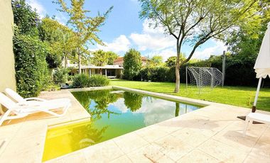 CASA EN VENTA CITY BELL 4 DORMITORIOS E/ CAMINOS