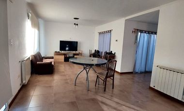 VENTA CASA 3 AMB CON GRAN PARQUE EN BALCARCE