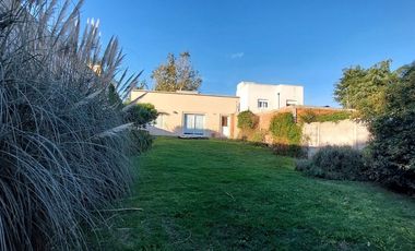 VENTA CASA 3 AMB CON GRAN PARQUE EN BALCARCE