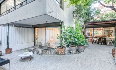Exclusivo departamento en arriendo con patio privado en El Golf, Las Condes