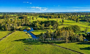 Precioso terreno plano de 11 hectareas subdividido en 17 lotes con laguna interior y orilla de rio
