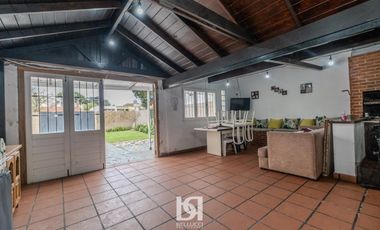 CASA CON PISCINA EN VENTA BARRIO CONSTITUCIÓN
