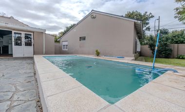 CASA CON PISCINA EN VENTA BARRIO CONSTITUCIÓN