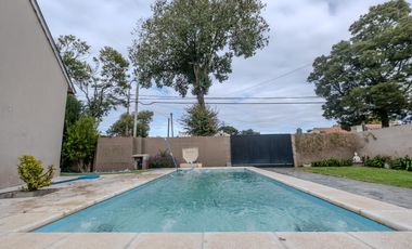 CASA CON PISCINA EN VENTA BARRIO CONSTITUCIÓN