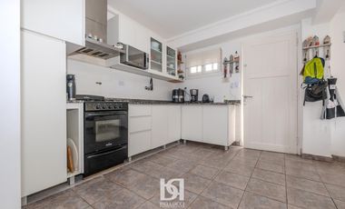 CASA CON PISCINA EN VENTA BARRIO CONSTITUCIÓN
