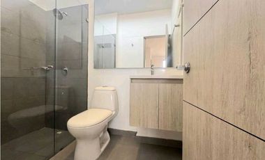 Rento casa moderna de tres niveles en conjunto en Chia.