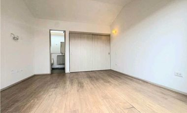 Rento casa moderna de tres niveles en conjunto en Chia.