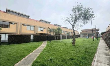 Rento casa moderna de tres niveles en conjunto en Chia.