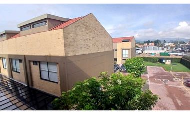 Rento casa moderna de tres niveles en conjunto en Chia.