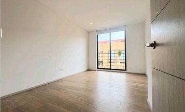 Rento casa moderna de tres niveles en conjunto en Chia.