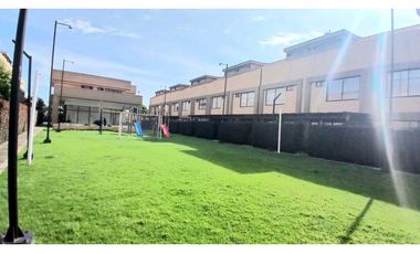 Rento casa moderna de tres niveles en conjunto en Chia.