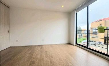 Rento casa moderna de tres niveles en conjunto en Chia.