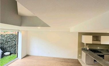 Rento casa moderna de tres niveles en conjunto en Chia.