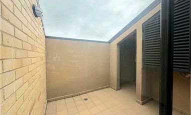 Rento casa moderna de tres niveles en conjunto en Chia.