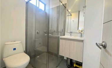 Rento casa moderna de tres niveles en conjunto en Chia.