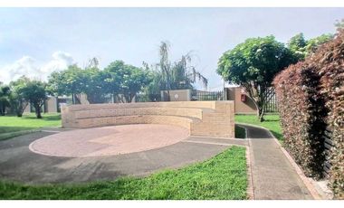 Rento casa moderna de tres niveles en conjunto en Chia.