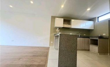 Rento casa moderna de tres niveles en conjunto en Chia.