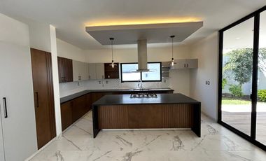 Lomas de Molino III CASA en RENTA, tres recámaras con baño y vestidor. La Campiña, Gran Jardín