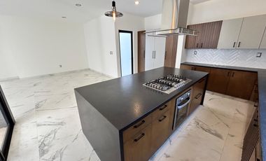 Lomas de Molino III CASA en RENTA, tres recámaras con baño y vestidor. La Campiña, Gran Jardín