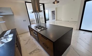 Lomas de Molino III CASA en RENTA, tres recámaras con baño y vestidor. La Campiña, Gran Jardín