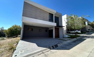 Lomas de Molino III CASA en RENTA, tres recámaras con baño y vestidor. La Campiña, Gran Jardín