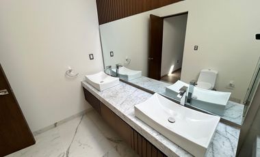 Lomas de Molino III CASA en RENTA, tres recámaras con baño y vestidor. La Campiña, Gran Jardín