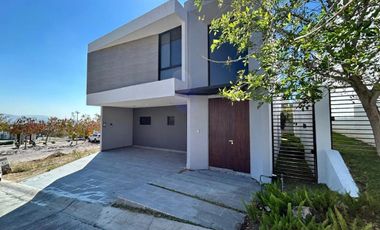 Lomas de Molino III CASA en RENTA, tres recámaras con baño y vestidor. La Campiña, Gran Jardín