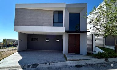 Lomas de Molino III CASA en RENTA, tres recámaras con baño y vestidor. La Campiña, Gran Jardín