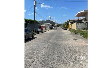Venta de Terreno plano y techado de 1.600 metros en avenida Frangipani
