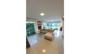VENTA - Casa 6 ambientes de 2 plantas con pileta - RUMENCO