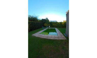 VENTA - Casa 6 ambientes de 2 plantas con pileta - RUMENCO