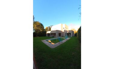 VENTA - Casa 6 ambientes de 2 plantas con pileta - RUMENCO