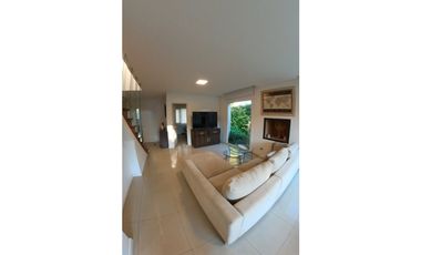 VENTA - Casa 6 ambientes de 2 plantas con pileta - RUMENCO