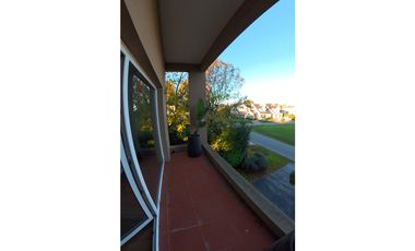 VENTA - Casa 6 ambientes de 2 plantas con pileta - RUMENCO